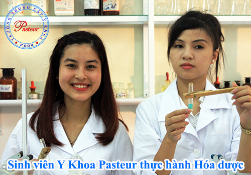 sinh viên Y khoa Pasteur thực hành hóa dược