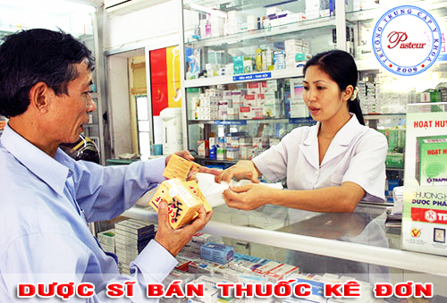 Dược sĩ bán thuốc kê đơn