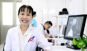 nu-bac-si-chua-benh-loang-xuong-1