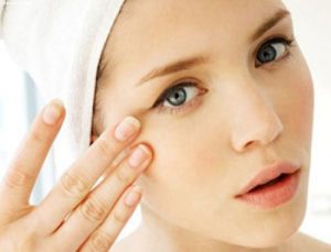 Tinh dầu tầm xuân trị quầng thâm mắt