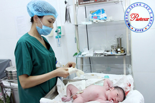 Nữ hộ sinh thực tập bệnh viện chăm sóc trẻ