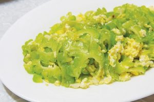 Trị mụn hiệu quả bằng món khổ qua xào trứng